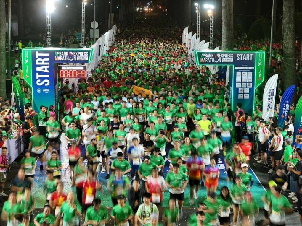 Giải chạy đêm VnExpress Marathon HCM 2025 thu hút 12.000 người đăng ký