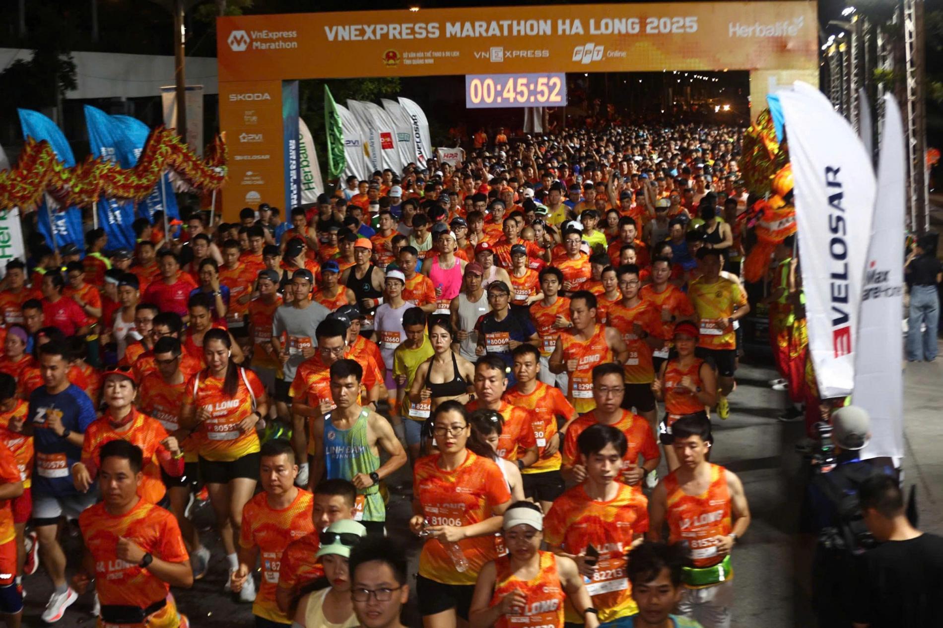 Runner vượt nắng, chinh phục VnExpress Marathon Hạ Long