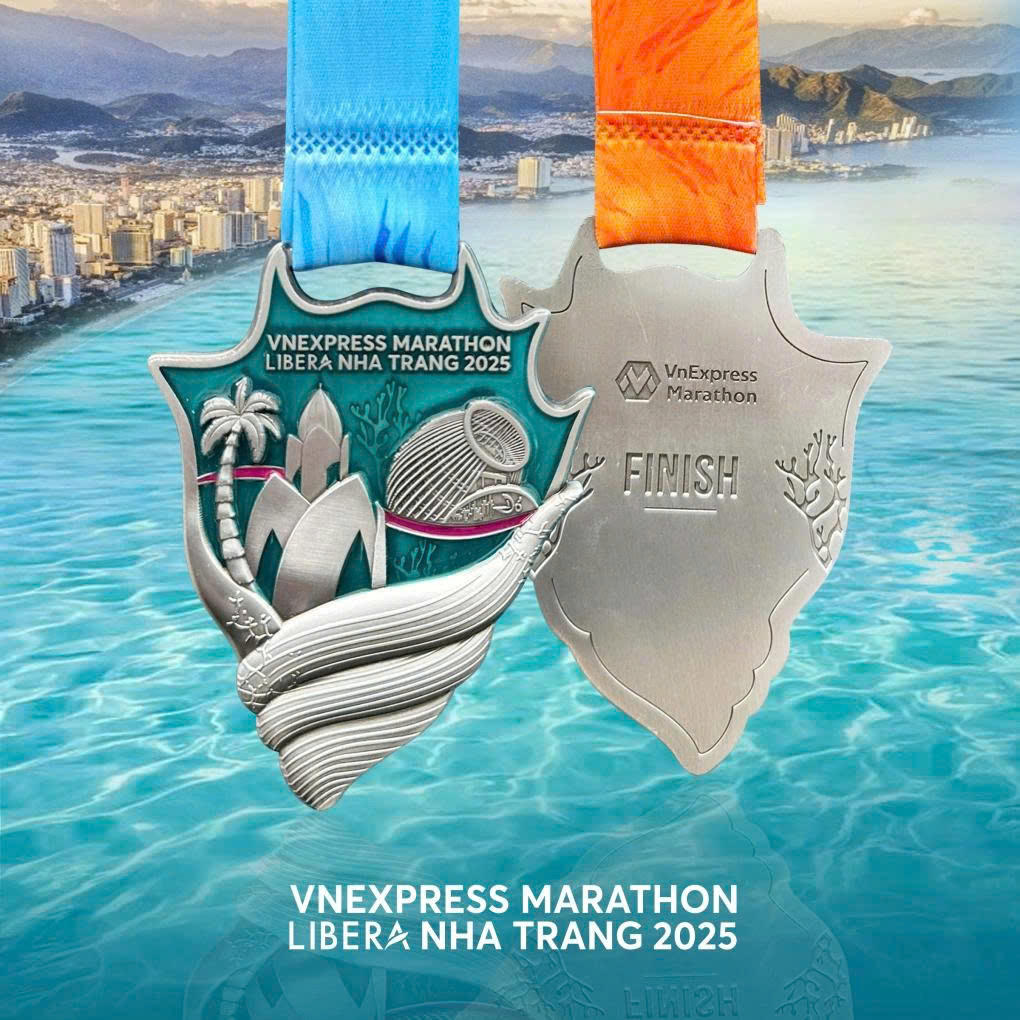 Huy chương VnExpress Marathon Libera Nha Trang 2025 mô phỏng vỏ ốc