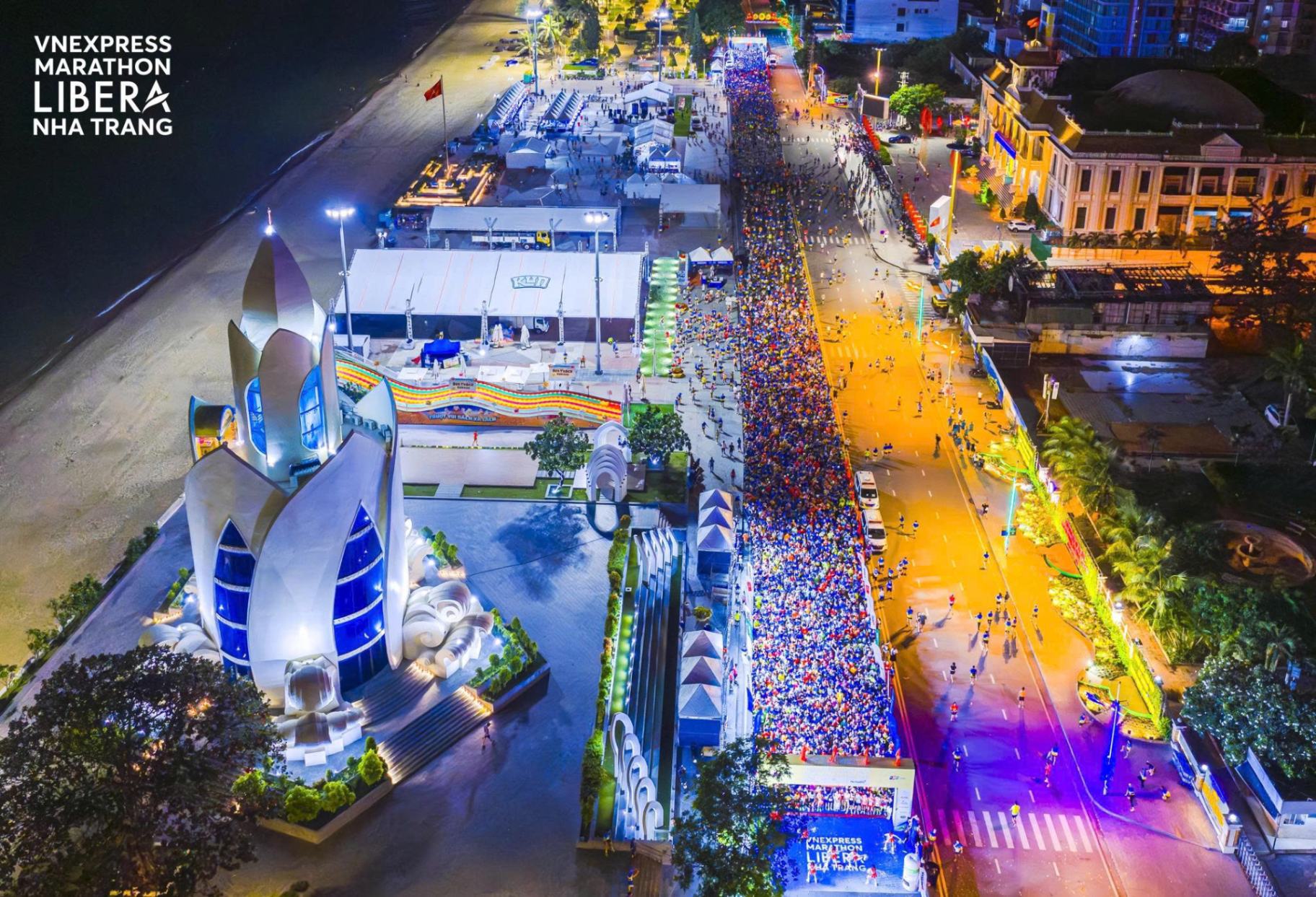 Sắc đỏ quốc kỳ đồng hành runner VnExpress Marathon Libera Nha Trang