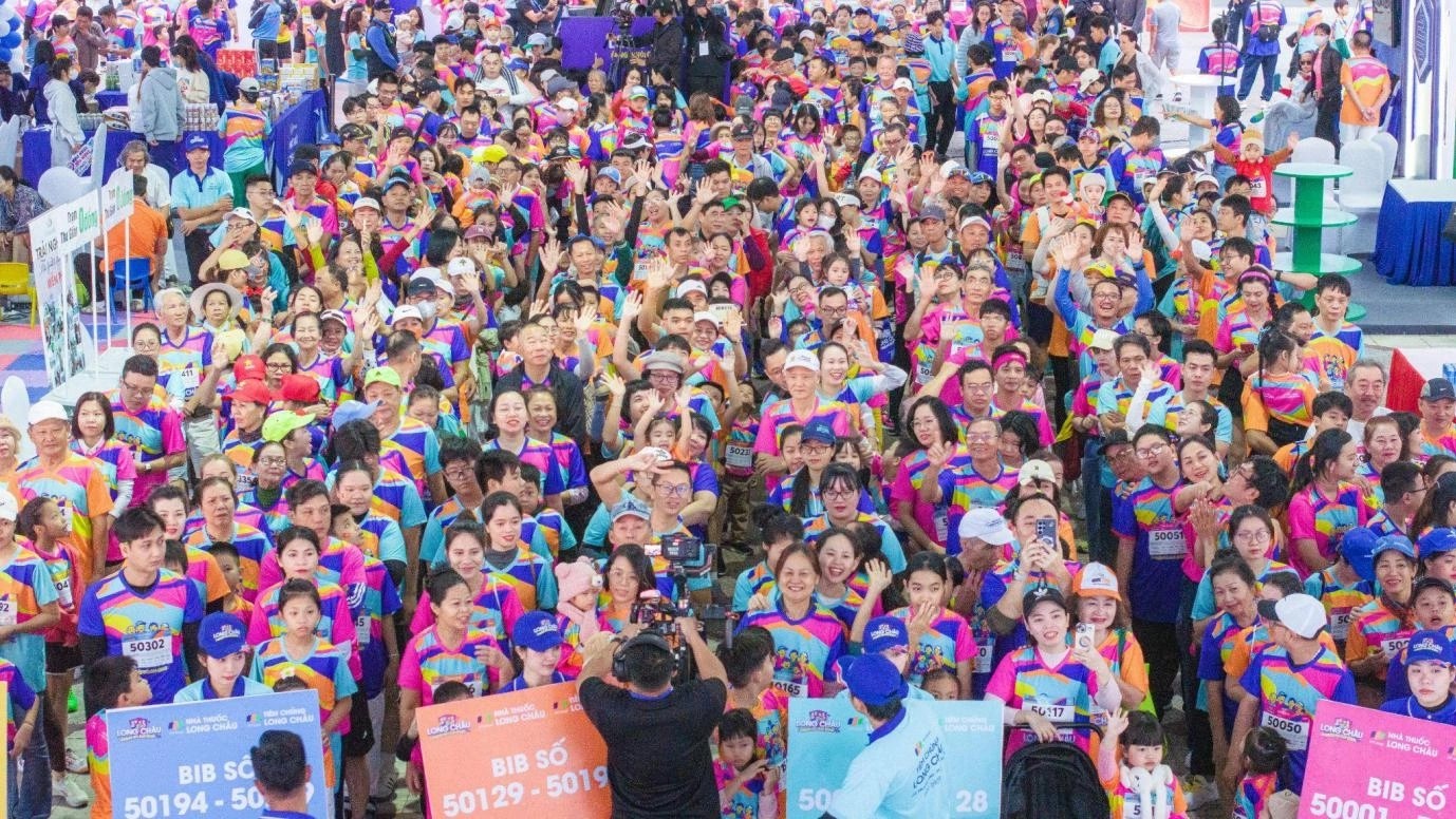 Gần 1.000 gia đình nhiều thế hệ cùng đi bộ bên biển Nha Trang